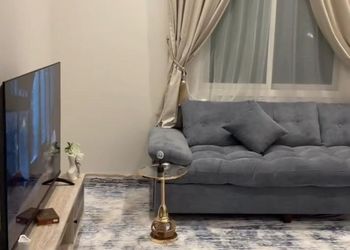 شقة بغرفة معيشة وغرفتين نوم 
