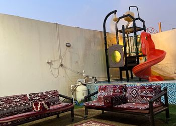 شاليه بمسطح اخضر وجلسة خارجية