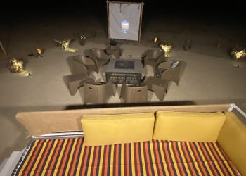 كرفان بجلسة خارجية وسط البرية