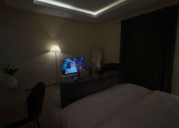 استديو بسرير ماستر وجلسة جانبية 