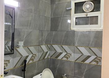 شقة بصالة أنيقة ودخول ذاتي