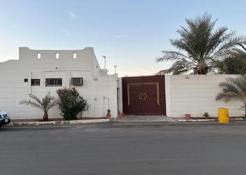 استراحة بمجالس واسعة وجلسة خارجية