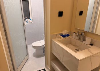 استديو بأثاث مريح وبسيط 