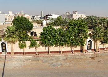 استراحة بمسطح اخضر والعاب اطفال