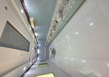 استراحة بملعب كرة قدم و طائره 