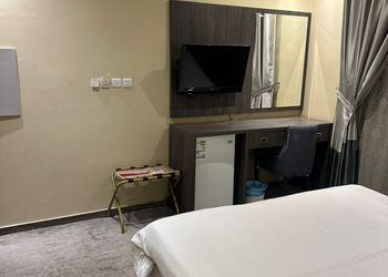 استديو بسرير ماستر وأثاث مريح 