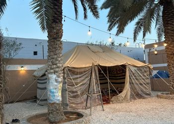 استراحة بمسبح خارجي وجلسة خارجية