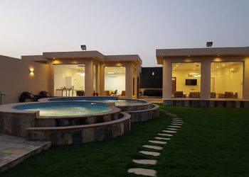 شاليه بصالة تطل على مسطح اخضر