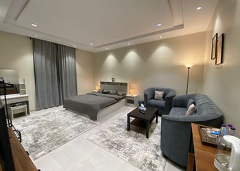 استديو بسرير ماستر وأثاث مريح 