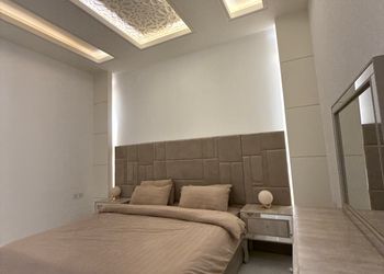شاليه بمسطح اخضر وجلسة خارجية