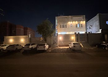 غرفة بأثاث مريح وبسيط 