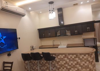 شاليه بجلسة تطل على مسبح خارجي 