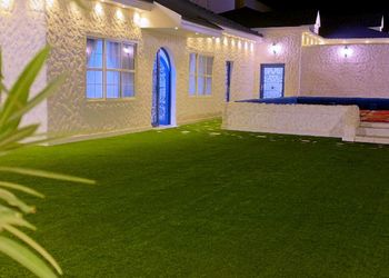 استراحة بجلسة خارجية ومسطح اخضر