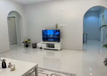 شقة بصالة مريحة وثلاث غرف نوم 