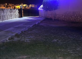 شاليه بمسبح مطل على البحر 