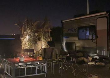 كرفان بإطلالة برية وجلسة خارجية 