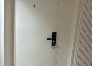 استديو بسرير ماستر وجلسة مريحة 