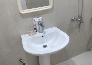 استديو بسرير ماستر وأثاث مريح 