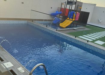 شاليه بصالة مطلة على المسبح 