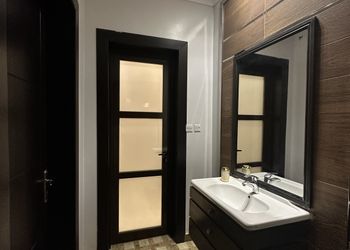 شاليه بتصميم انيق ومسبح خارجي
