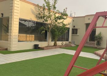 شاليه بجلسة خارجية وألعاب أطفال