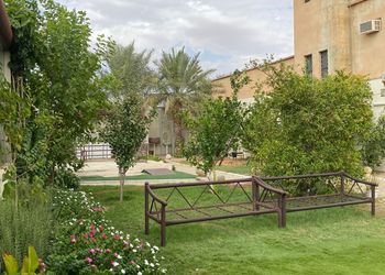 استراحة بجلسة خارجية وألعاب اطفال