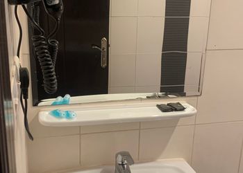 شقة بغرفة معيشة وغرفة نوم 