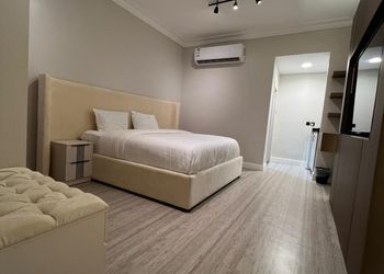 استديو بأثاث مريح وبسيط 