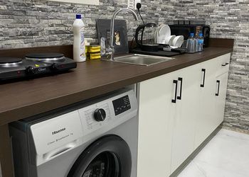 استديو بأثاث مريح وبسيط 