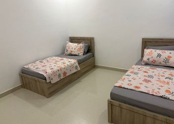 شقة بغرفة معيشة وغرفتين نوم 