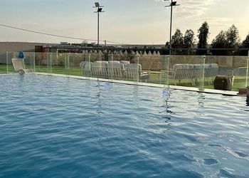 استراحة بمسطحات خضراء وملاعب