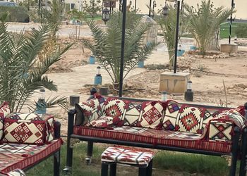 استراحة بألعاب أطفال وملعب كرة 