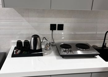 استديو بسرير ماستر وأثاث مريح 