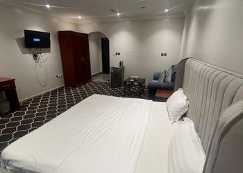 استديو بسرير ماستر وأثاث مريح 