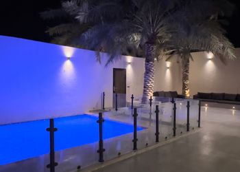 شاليه بألعاب مائية وجلسة خارجية