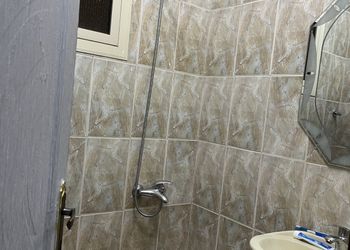 شقة بثلاث غرف نوم وجلسات خارجيه