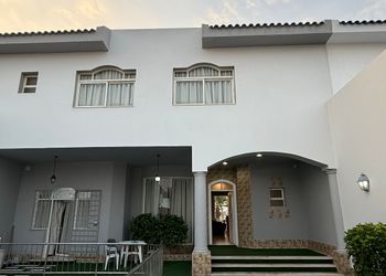 شاليه بإطلالة بحرية ومسبح خاص
