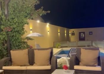 شاليه بمجلس وفناء خارجي
