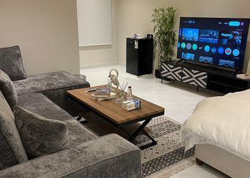 استديو بأثاث مريح وبسيط 