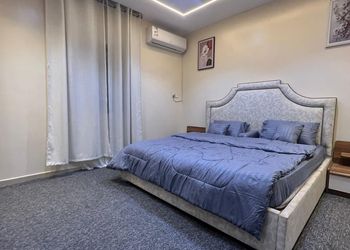 شقة بغرفة معيشة وغرفتين نوم 
