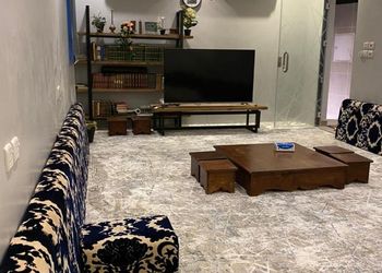 مزرعة بمسطحات خضراء وجلسة خارجية
