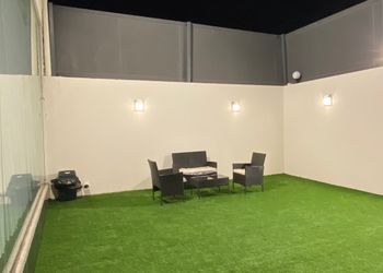 شاليه بمسطح اخضر ومسبح