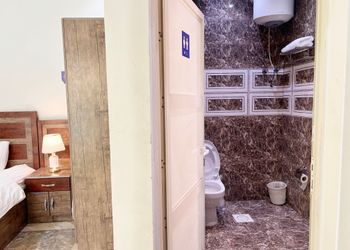 شاليه بمسطح اخضر وجلسة خارجية 