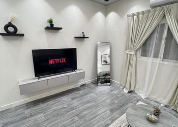 استديو بأثاث مريح وبسيط 