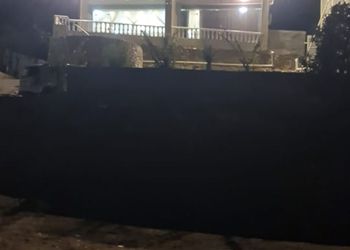 شاليه بجلسة خارجية وألعاب أطفال