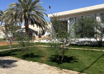 استراحة بمسبح خارجي وجلسة خارجية