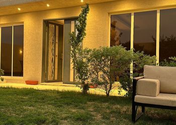 استراحة بمسطح اخضر وجلسة