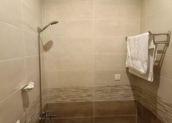 استديو بأثاث بسيط ومريح 