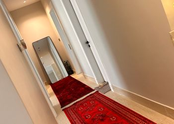 شقة أنيقة بصالة وغرف نوم