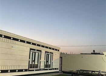 استراحة بمسطح اخضروجلسة خارجية 